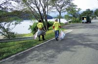 湖畔の清掃活動