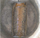 透析廃水により汚水管が腐食し底部の骨材が露出