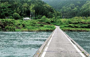 三里（みさと）沈下橋