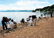 地元の人たちによる湖畔の清掃活動