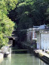 旧九条山浄水場のポンプ室。