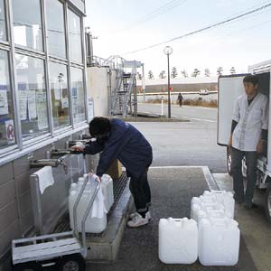 水を汲む様子