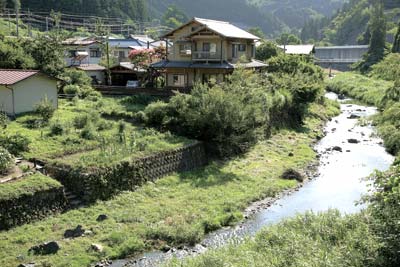 川への階段