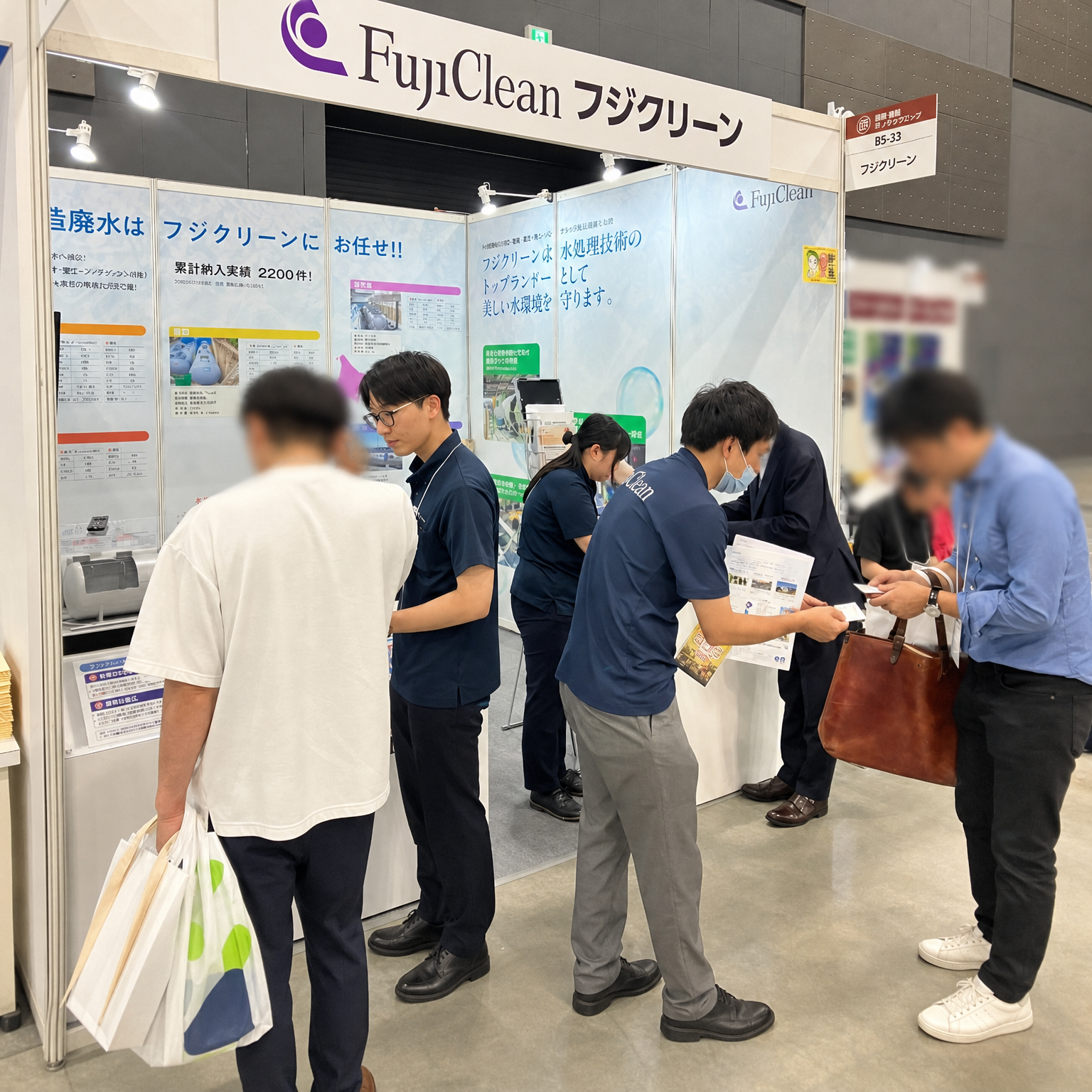 来場者への説明や資料配布の様子。