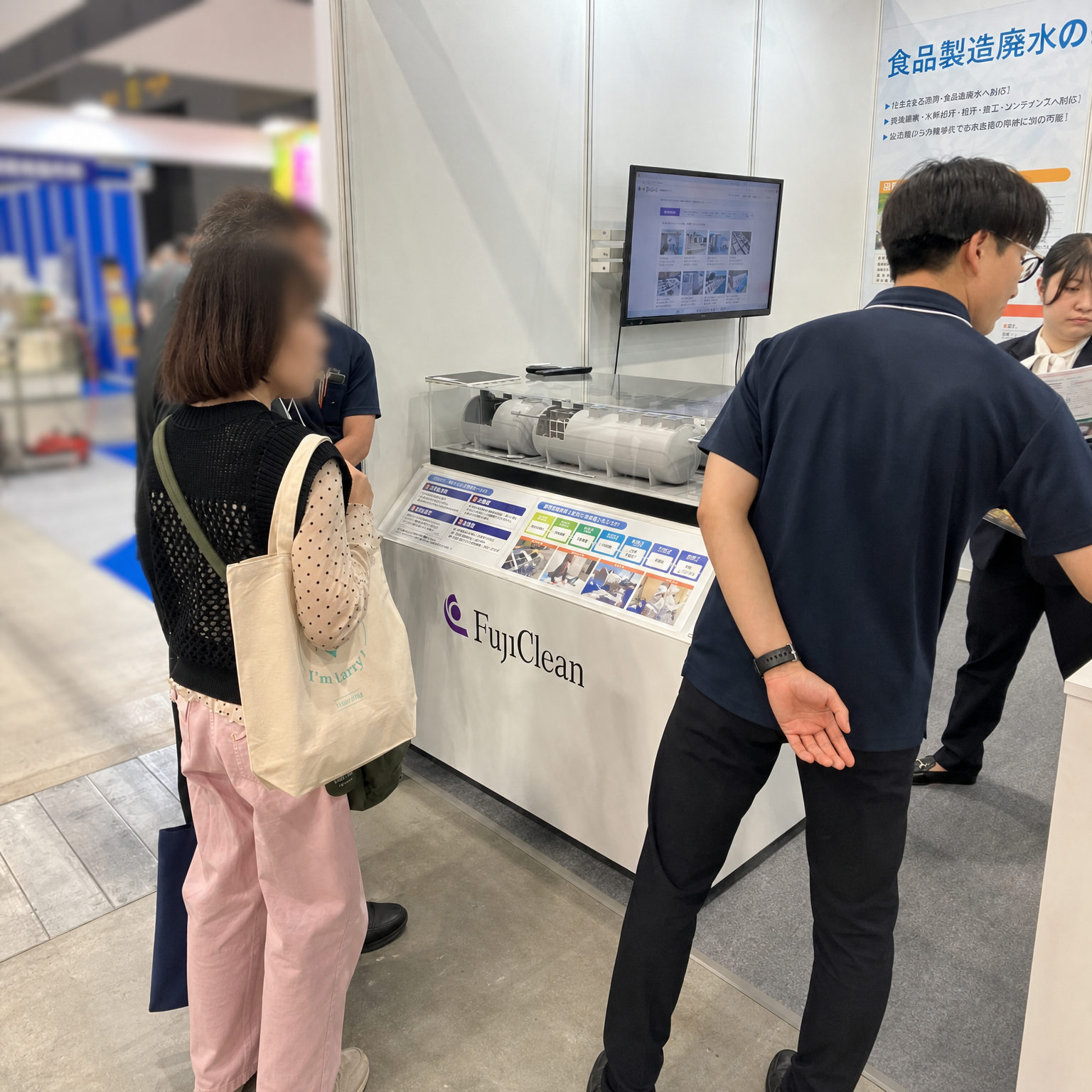展示模型とモニターを活用し、食品工場向け廃水処理設備の仕組みや導入イメージをご説明しました。