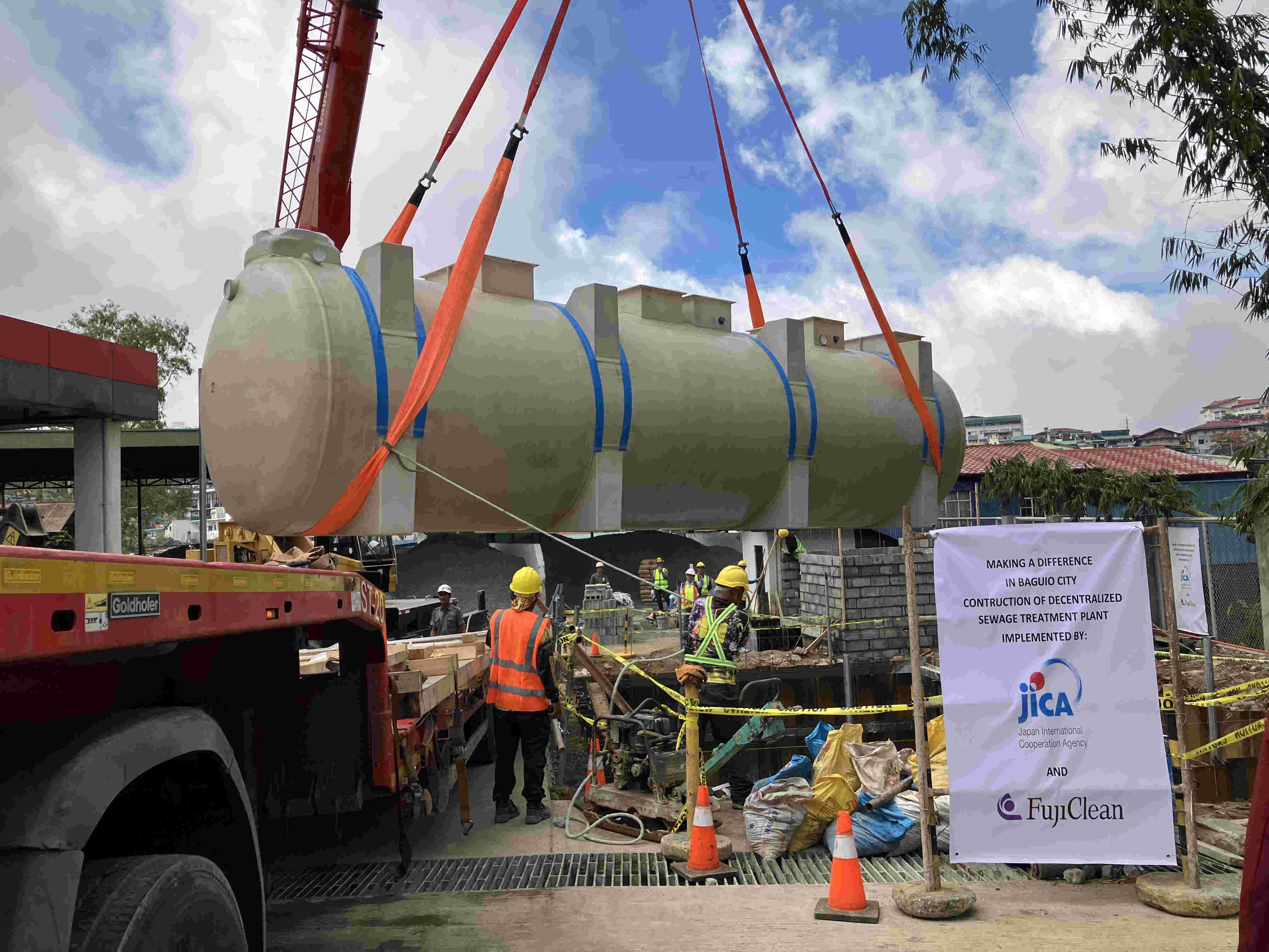 クレーンによる高性能浄化槽の吊り上げ設置作業（バギオ市）